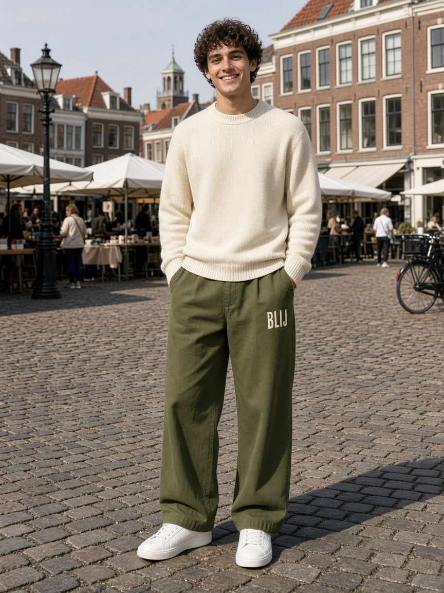 Model draagt de HUMEURIG BLIJ Wijde broek, volledig gekleed met hoodie of shirt