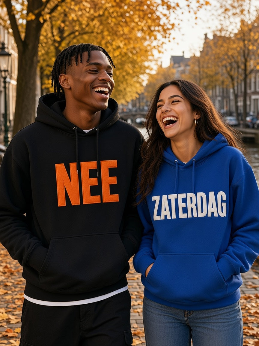 Twee vrienden in hoodies met eigen woord NEE en ZATERDAG geborduurd