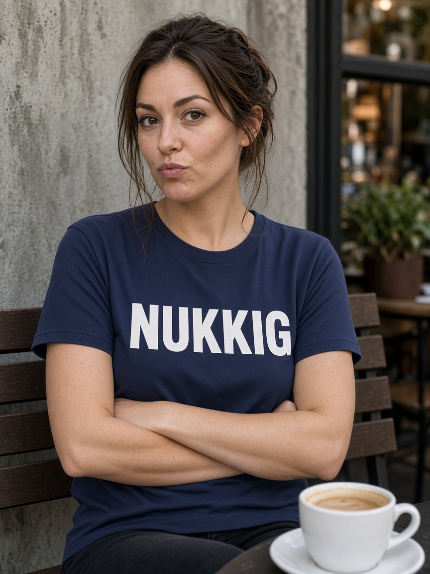 NUKKIG T-shirt dames navy – model draagt HUMEURIG