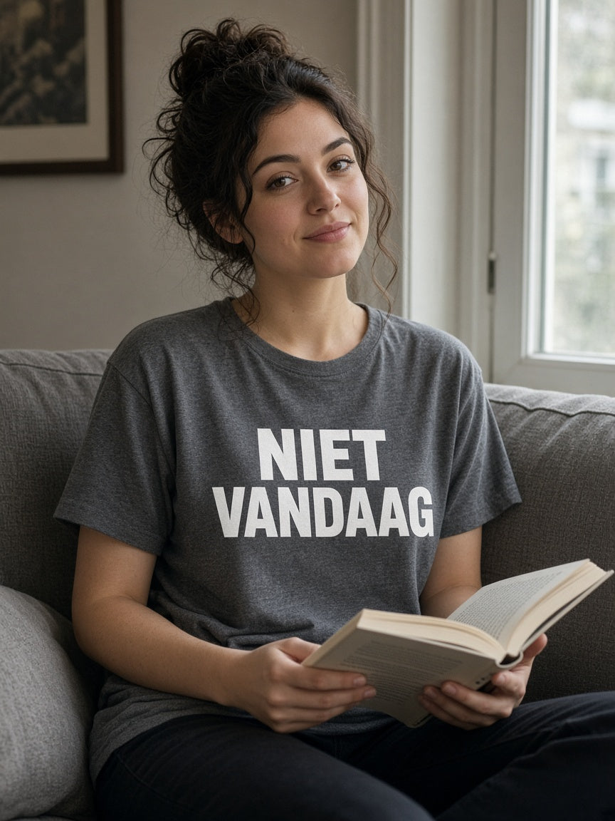 NIET VANDAAG T-shirt dames donkergrijs – model draagt HUMEURIG