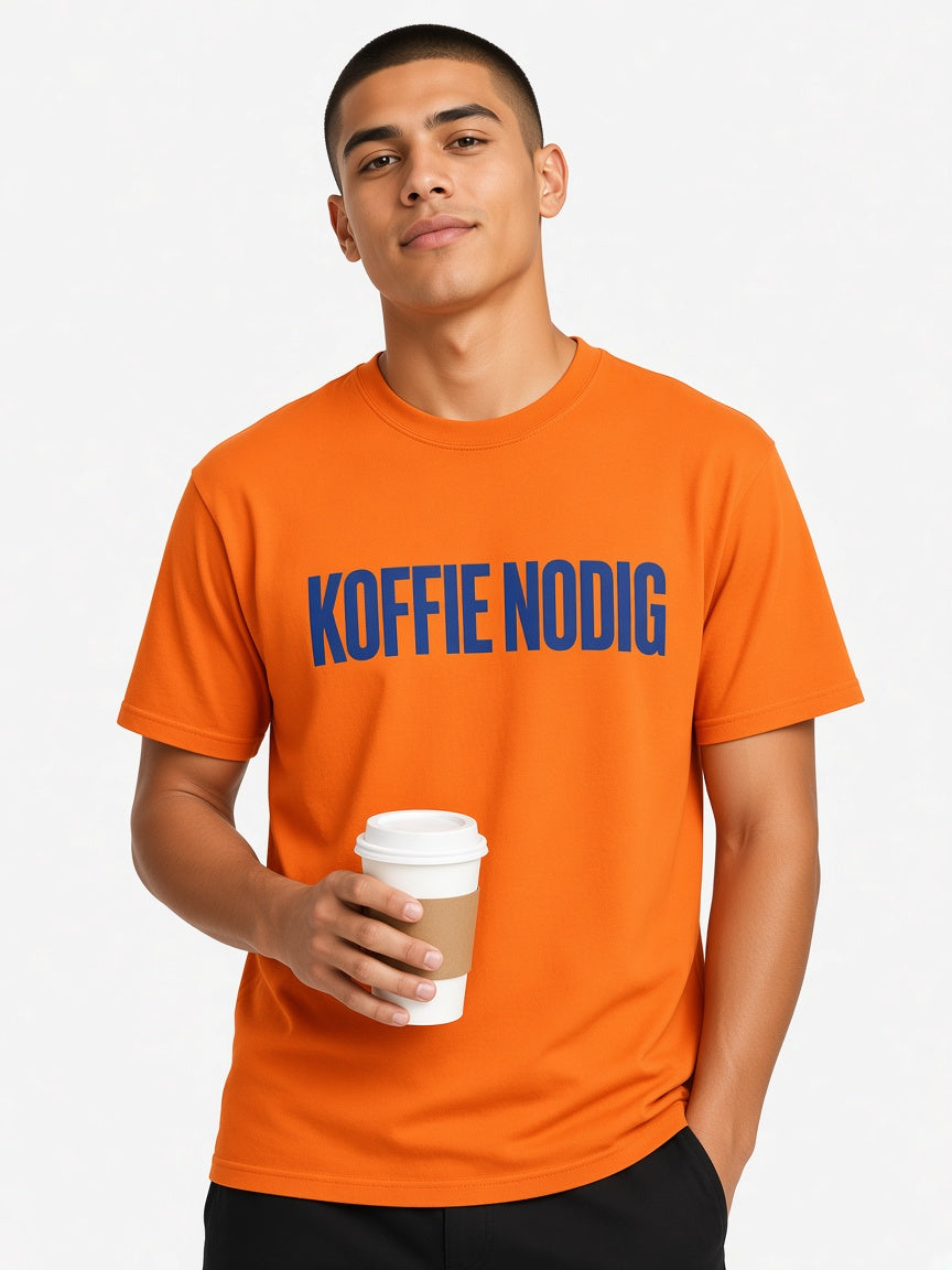 Model draagt de HUMEURIG KOFFIE NODIG Tee in Oranje/Royal met het woord KOFFIE NODIG bedrukt (heren)
