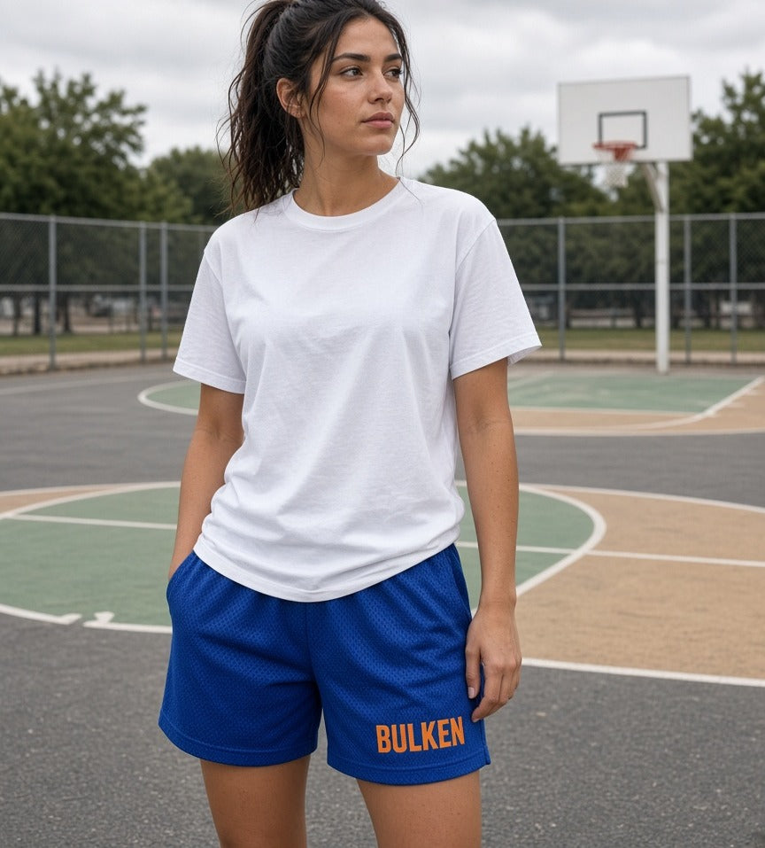 Vrouw draagt de HUMEURIG BULKEN Short in blauw met wit shirt (dames)