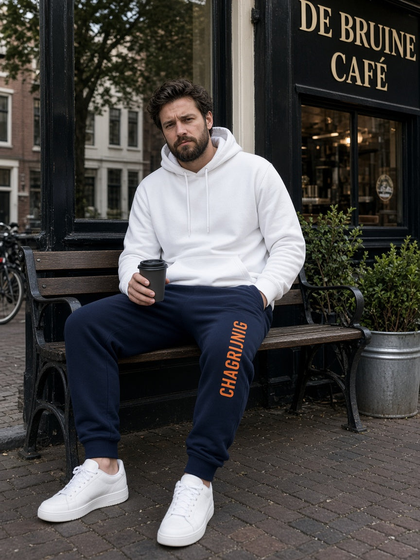 Model draagt de HUMEURIG CHAGRIJNIG Jogger, volledig gekleed met hoodie of shirt
