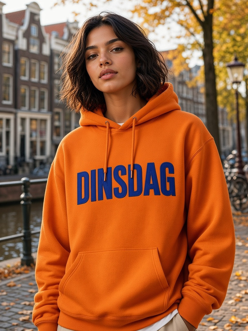 Oranje hoodie met eigen woord DINSDAG geborduurd in royal blauw garen (dames)