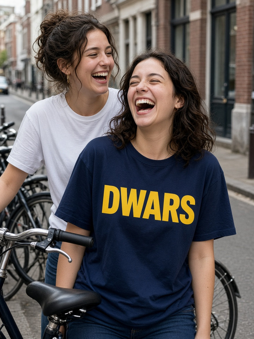 DWARS T-shirt dames navy – model draagt HUMEURIG