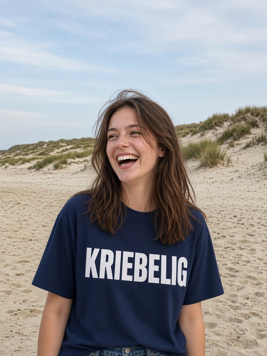 KRIEBELIG T-shirt dames navy – model draagt HUMEURIG