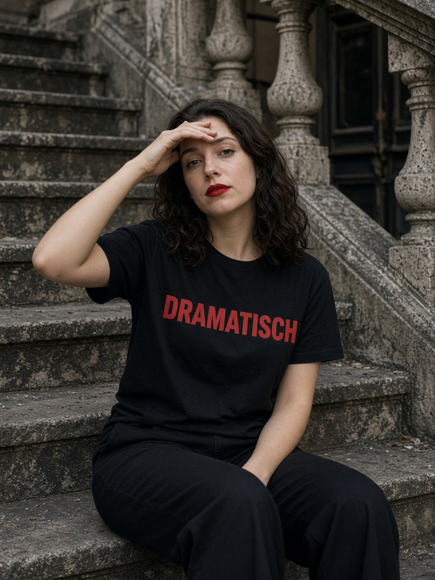 DRAMATISCH T-shirt dames zwart – model draagt HUMEURIG