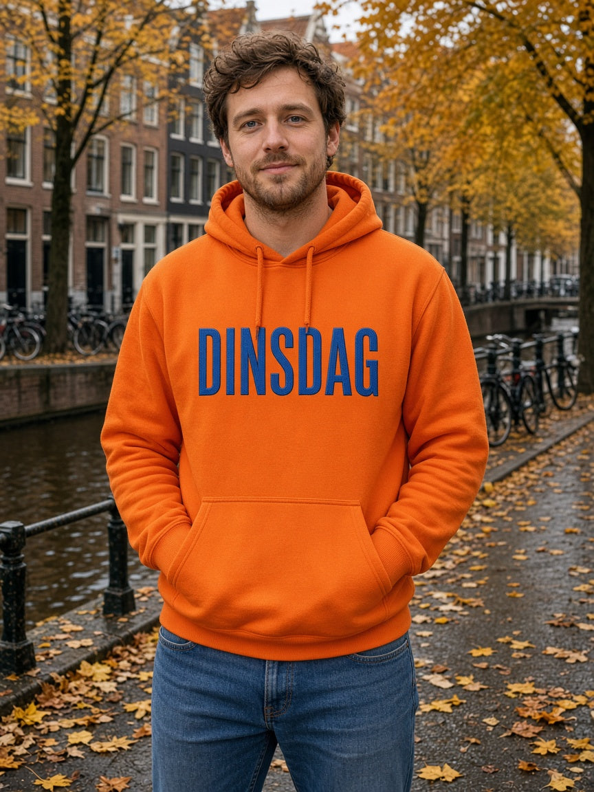 Man in oranje EIGEN WOORD hoodie met DINSDAG geborduurd in royal blauw (heren)