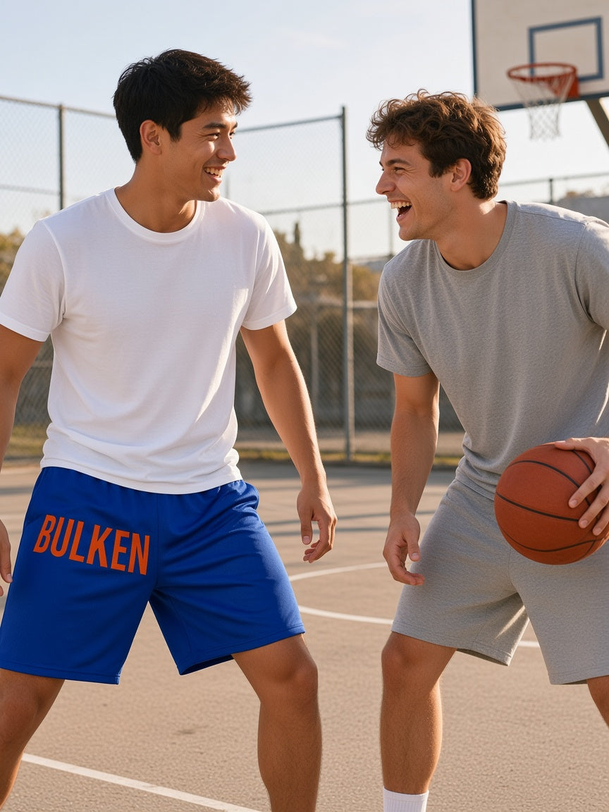 Model draagt de HUMEURIG BULKEN Short in Blauw/Oranje met het woord BULKEN all-over geprint (heren)